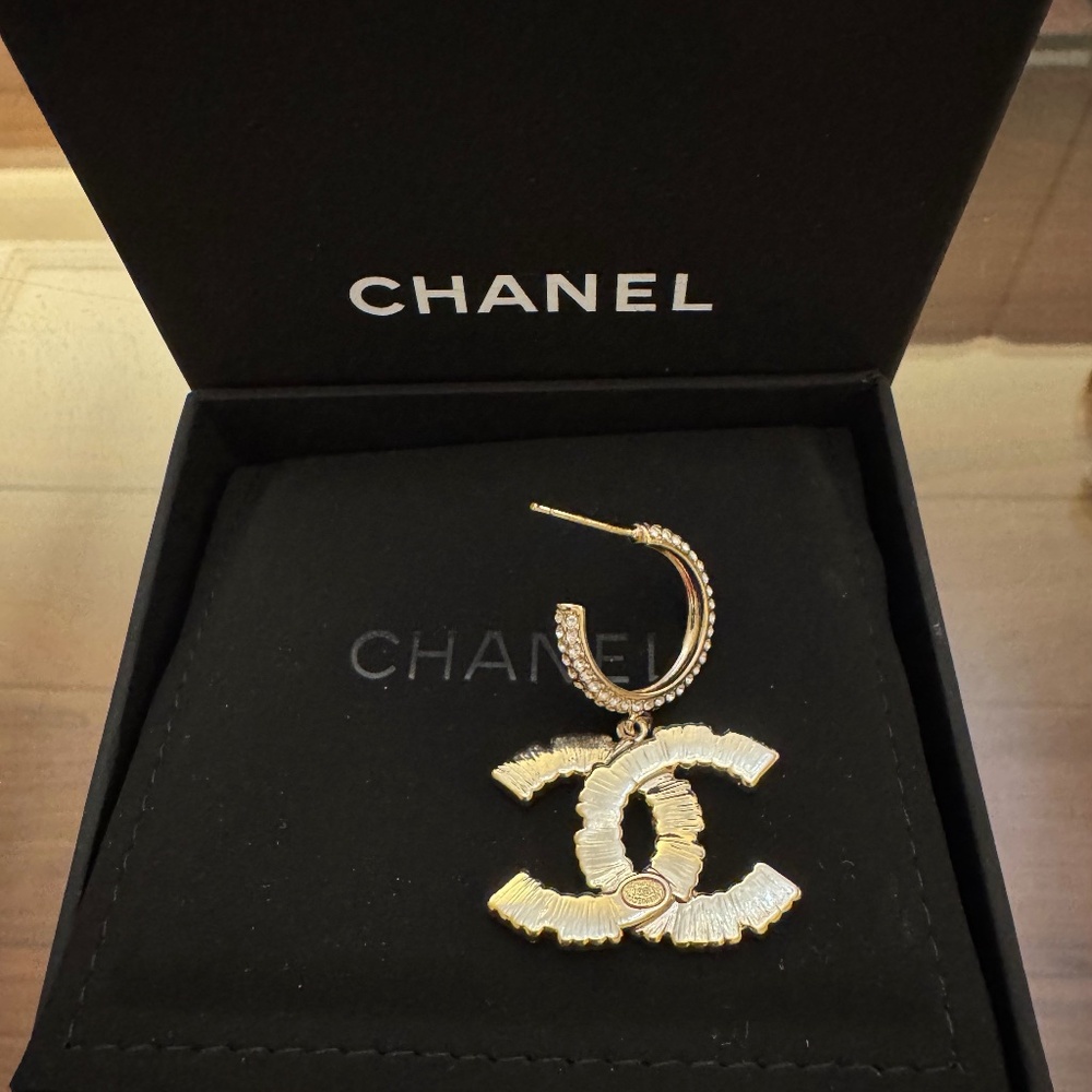 New Chanel CC Logo Super Bling Crystal Embellished with Pearl Drop Earrings - Picture 2 of 4